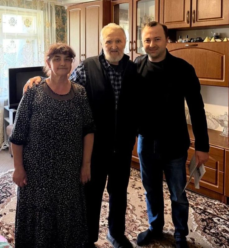 Депутат Народного Собрания Карачаево-Черкесии Али Кочкаров поздравил с 85-летием жителя блокадного Ленинграда Анатолия Захаровича Крюковского Депутат Народного Собрания Карачаево-Черкесии Али Кочкаров поздравил с 85-летием жителя блокадного Ленинграда Анатолия Захаровича Крюковского