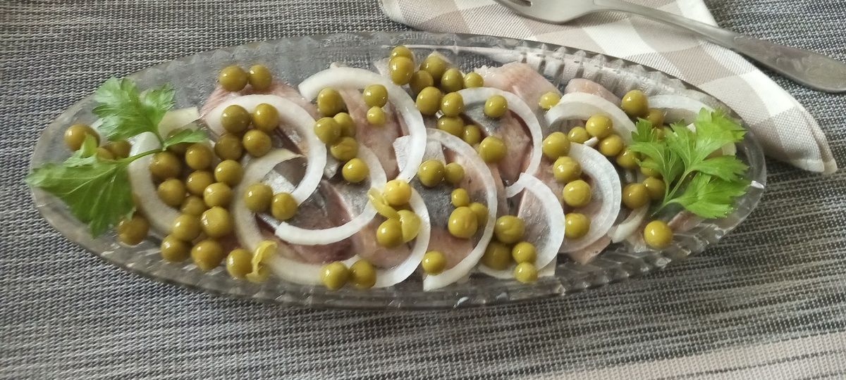 Сельдь с луком и зеленым горошком: простой и изысканный рецепт для праздничного стола