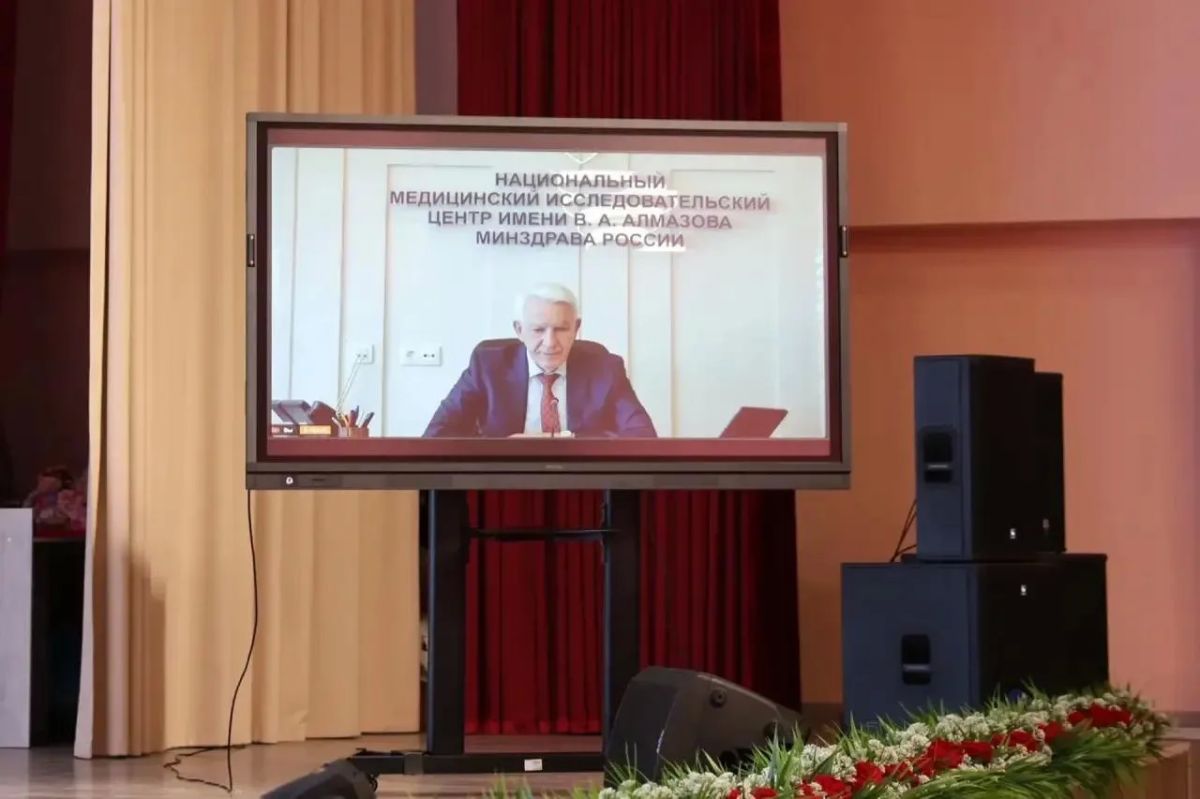 Рашид Темрезов поздравил сотрудников Регионального сосудистого центра КЧР с юбилеем Рашид Темрезов поздравил сотрудников Регионального сосудистого центра КЧР с юбилеем