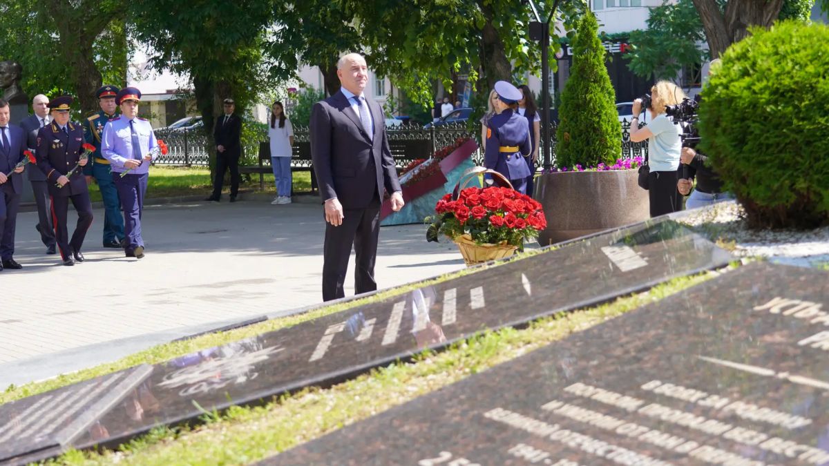 Сегодня, в День памяти и скорби, мы склоняем головы перед всеми, чью жизнь навсегда изменила Великая Отечественная война Сегодня, в День памяти и скорби, мы склоняем головы перед всеми, чью жизнь навсегда изменила Великая Отечественная война