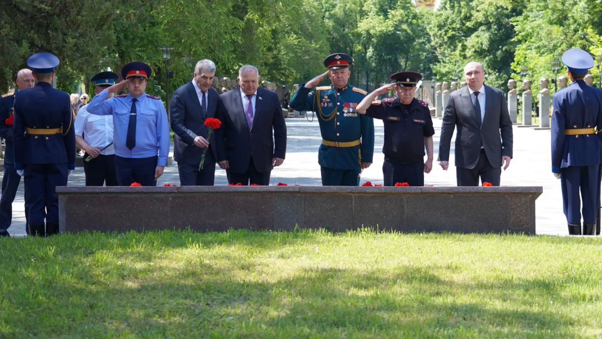 Сегодня, в День памяти и скорби, мы склоняем головы перед всеми, чью жизнь навсегда изменила Великая Отечественная война Сегодня, в День памяти и скорби, мы склоняем головы перед всеми, чью жизнь навсегда изменила Великая Отечественная война