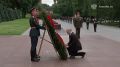 В 85-ю годовщину начала Великой Отечественной войны Президент России Владимир Путин почтил память погибших в боях против немецко-фашистских захватчиков, возложив венок к Могиле Неизвестного Солдата у Кремлёвской стены