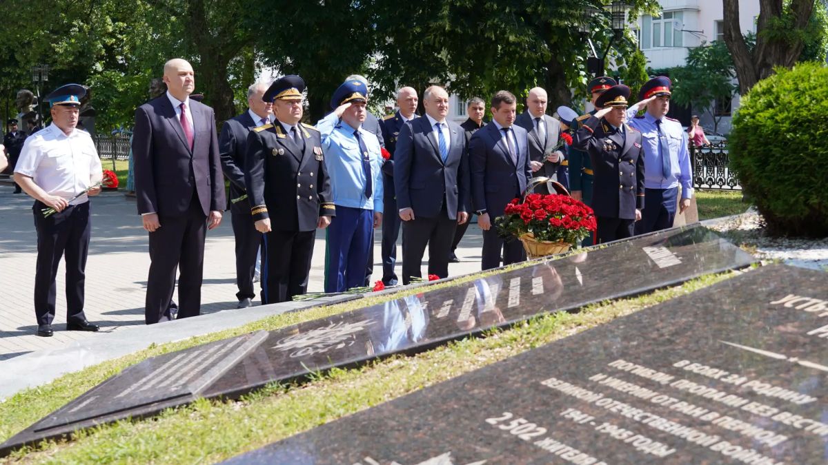 Сегодня, в День памяти и скорби, мы склоняем головы перед всеми, чью жизнь навсегда изменила Великая Отечественная война Сегодня, в День памяти и скорби, мы склоняем головы перед всеми, чью жизнь навсегда изменила Великая Отечественная война