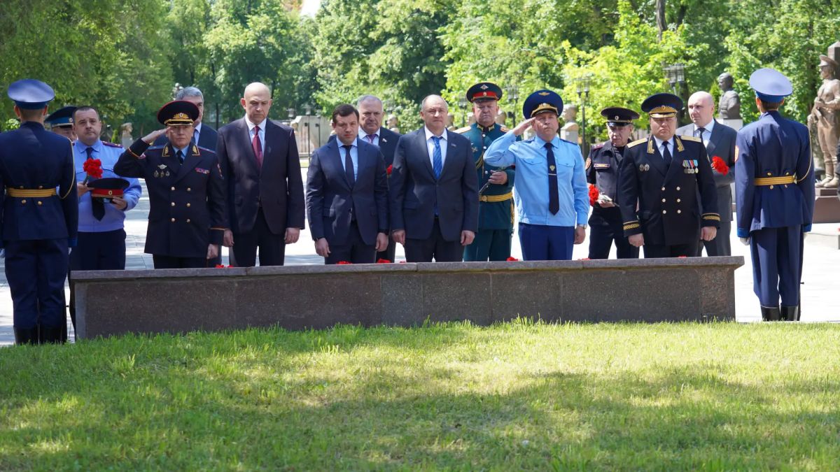 Сегодня, в День памяти и скорби, мы склоняем головы перед всеми, чью жизнь навсегда изменила Великая Отечественная война Сегодня, в День памяти и скорби, мы склоняем головы перед всеми, чью жизнь навсегда изменила Великая Отечественная война