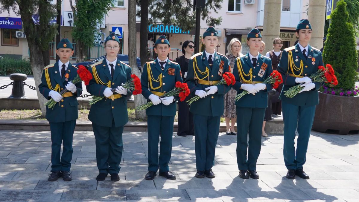 Сегодня, в День памяти и скорби, мы склоняем головы перед всеми, чью жизнь навсегда изменила Великая Отечественная война Сегодня, в День памяти и скорби, мы склоняем головы перед всеми, чью жизнь навсегда изменила Великая Отечественная война
