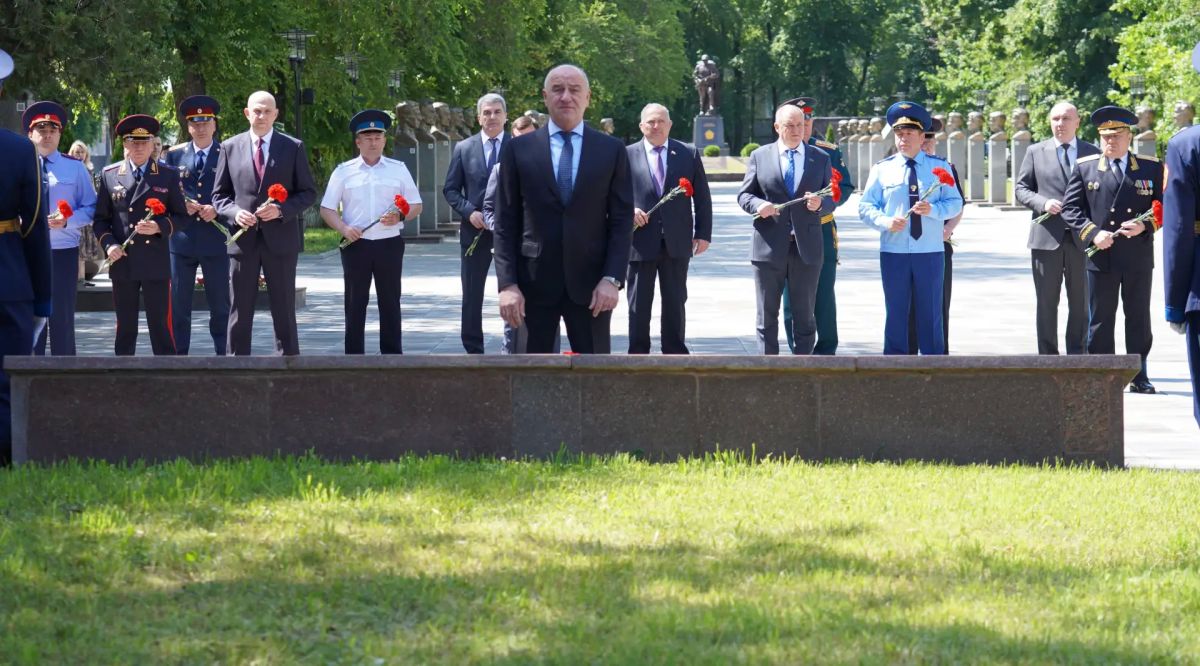 Сегодня, в День памяти и скорби, мы склоняем головы перед всеми, чью жизнь навсегда изменила Великая Отечественная война Сегодня, в День памяти и скорби, мы склоняем головы перед всеми, чью жизнь навсегда изменила Великая Отечественная война