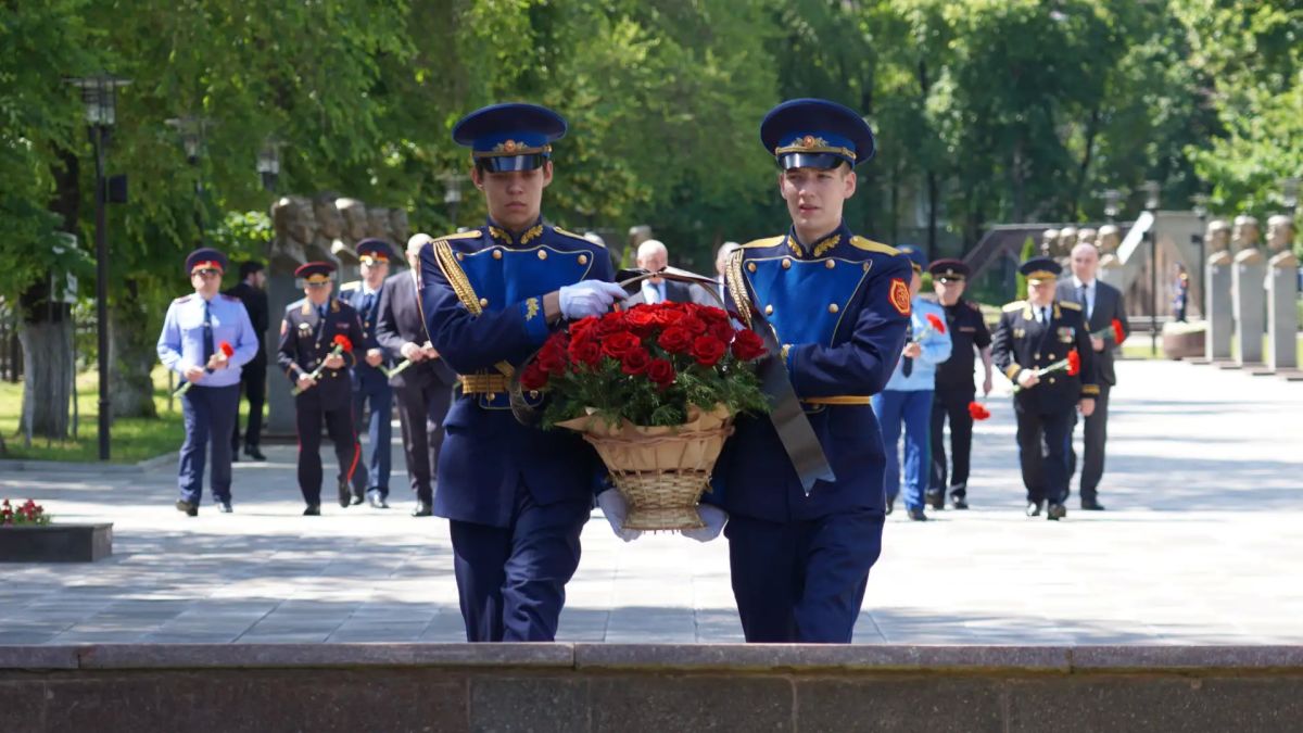 Сегодня, в День памяти и скорби, мы склоняем головы перед всеми, чью жизнь навсегда изменила Великая Отечественная война Сегодня, в День памяти и скорби, мы склоняем головы перед всеми, чью жизнь навсегда изменила Великая Отечественная война