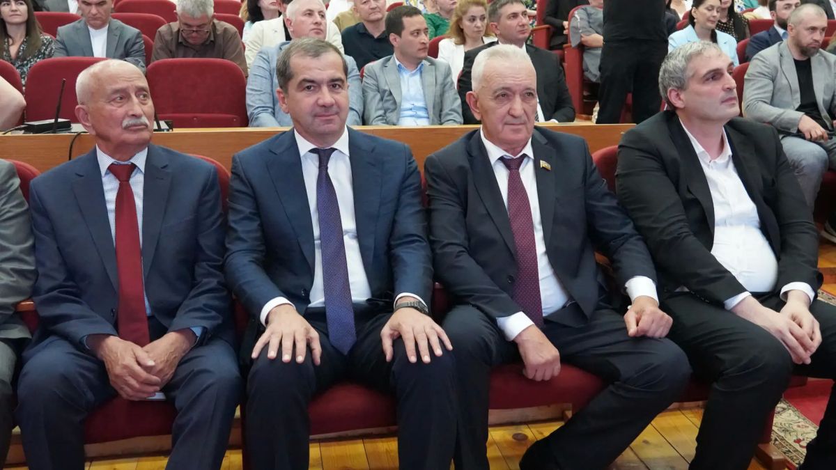 Медиков Карачаево-Черкесии поздравили с профессиональным праздником Медиков Карачаево-Черкесии поздравили с профессиональным праздником