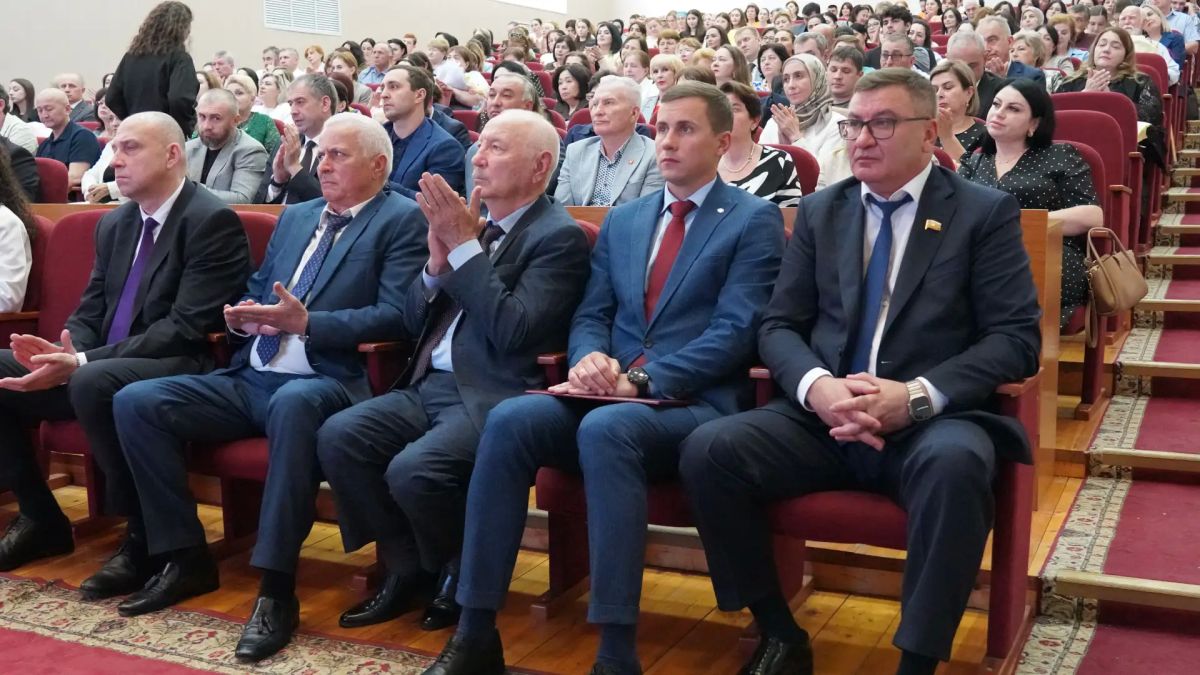 Медиков Карачаево-Черкесии поздравили с профессиональным праздником Медиков Карачаево-Черкесии поздравили с профессиональным праздником