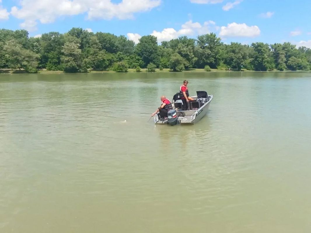 В Черкесске спасатели отработали действия при ЧС на воде В Черкесске спасатели отработали действия при ЧС на воде