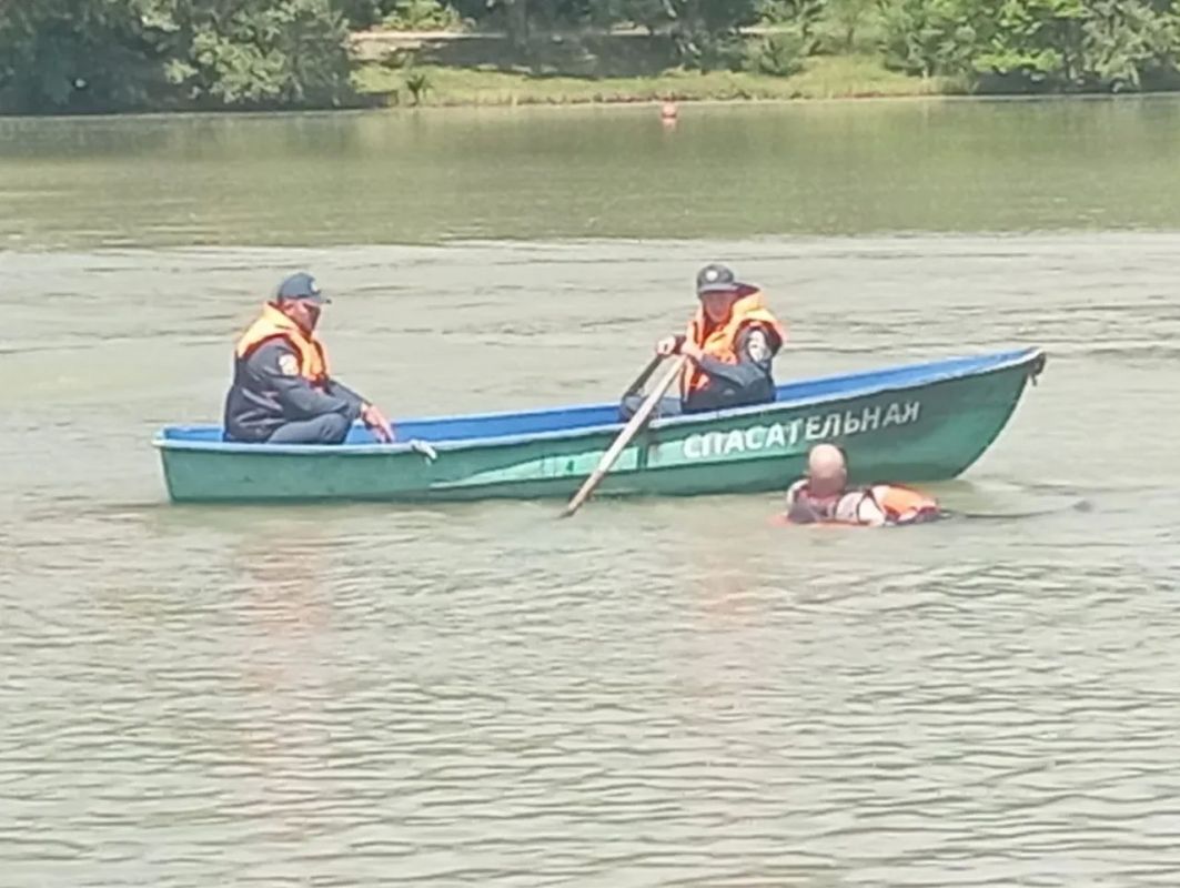 В Черкесске спасатели отработали действия при ЧС на воде В Черкесске спасатели отработали действия при ЧС на воде