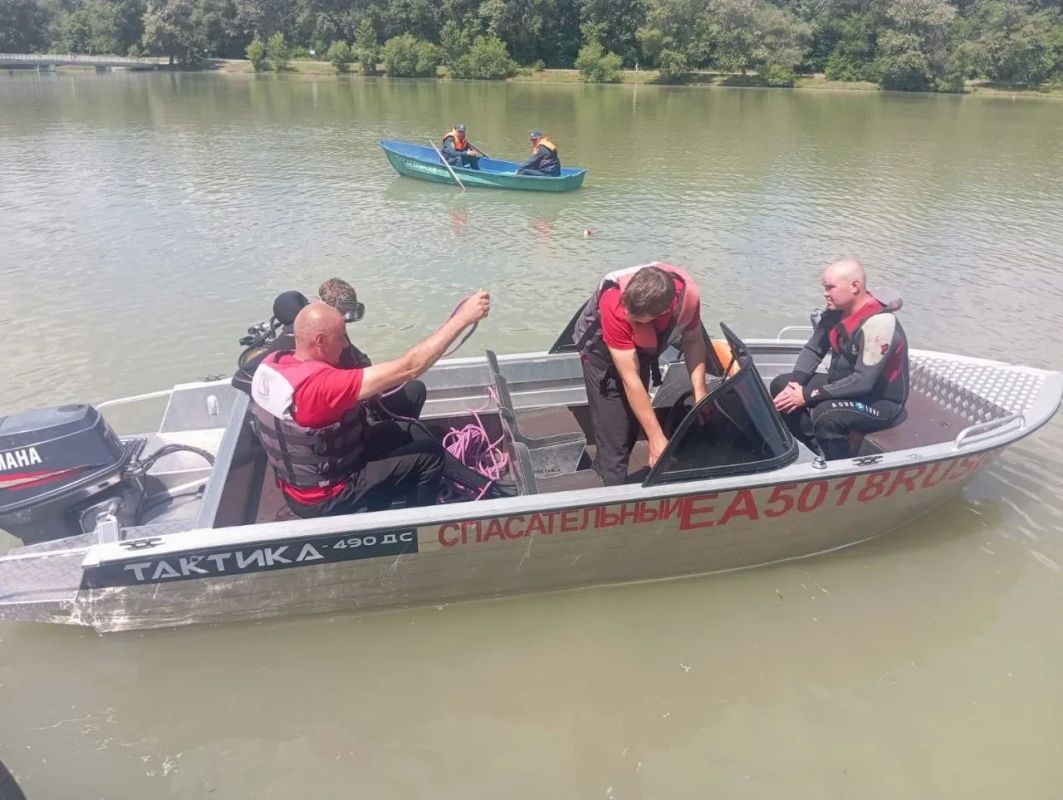 В Черкесске спасатели отработали действия при ЧС на воде В Черкесске спасатели отработали действия при ЧС на воде