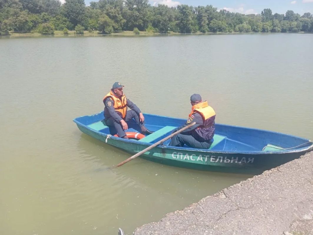 В Черкесске спасатели отработали действия при ЧС на воде В Черкесске спасатели отработали действия при ЧС на воде