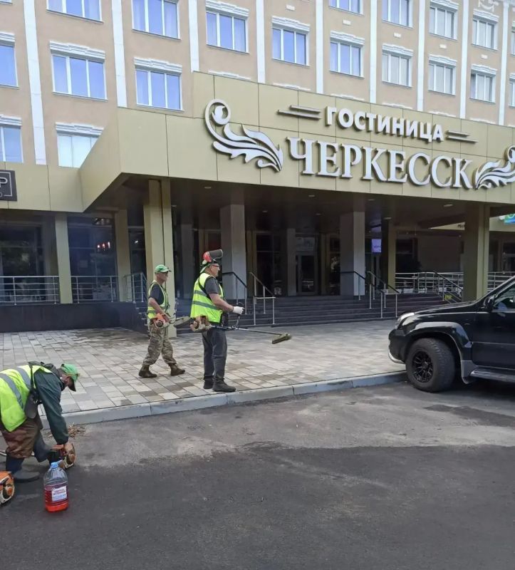 В Черкесске продолжаются плановые работы по покосу травы и высадке цветов В Черкесске продолжаются плановые работы по покосу травы и высадке цветов