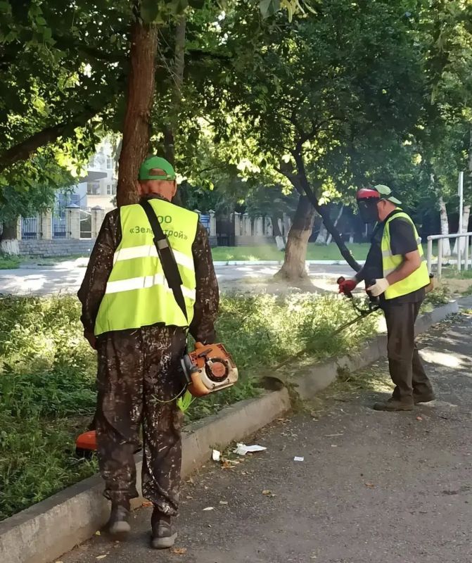 В Черкесске продолжаются плановые работы по покосу травы и высадке цветов В Черкесске продолжаются плановые работы по покосу травы и высадке цветов