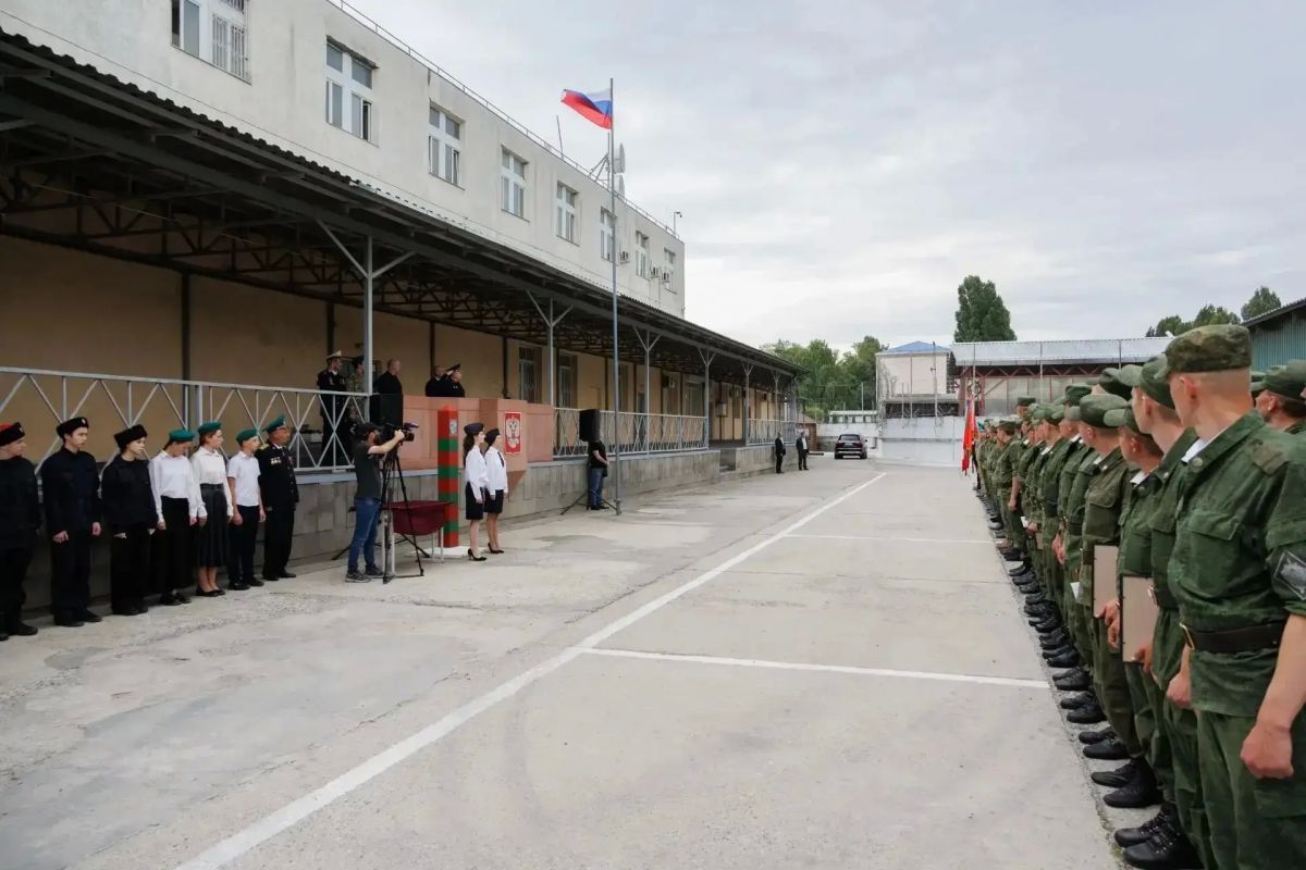 Рашид Темрезов: Сегодня поздравил военнослужащих по призыву Пограничного управления ФСБ России по Карачаево-Черкесской Республике с окончанием службы Рашид Темрезов: Сегодня поздравил военнослужащих по призыву Пограничного управления ФСБ России по Карачаево-Черкесской Республике с окончанием службы
