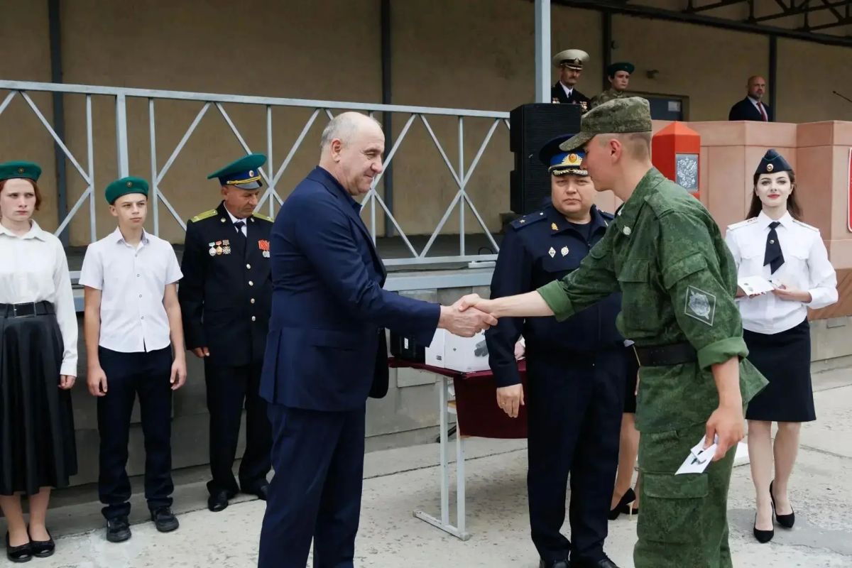 Рашид Темрезов: Сегодня поздравил военнослужащих по призыву Пограничного управления ФСБ России по Карачаево-Черкесской Республике с окончанием службы Рашид Темрезов: Сегодня поздравил военнослужащих по призыву Пограничного управления ФСБ России по Карачаево-Черкесской Республике с окончанием службы