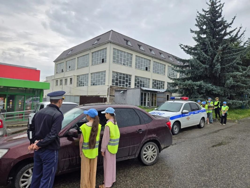 В связи с празднованием 90-й годовщины со дня образования службы Госавтоинспекции сотрудники Отдела МВД России по Прикубанскому району совместно с полицейским классом на проспекте пос.Кавказкий провели праздничное... В связи с празднованием 90-й годовщины со дня образования службы Госавтоинспекции сотрудники Отдела МВД России по Прикубанскому району совместно с полицейским классом на проспекте пос.Кавказкий провели праздничное...