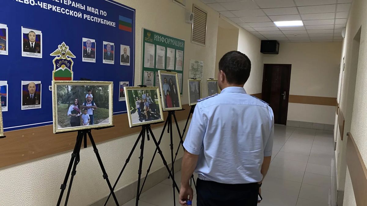 В Карачаево-Черкесии полицейские и общественники организовали выставку ко Дню семьи, любви и верности В Карачаево-Черкесии полицейские и общественники организовали выставку ко Дню семьи, любви и верности