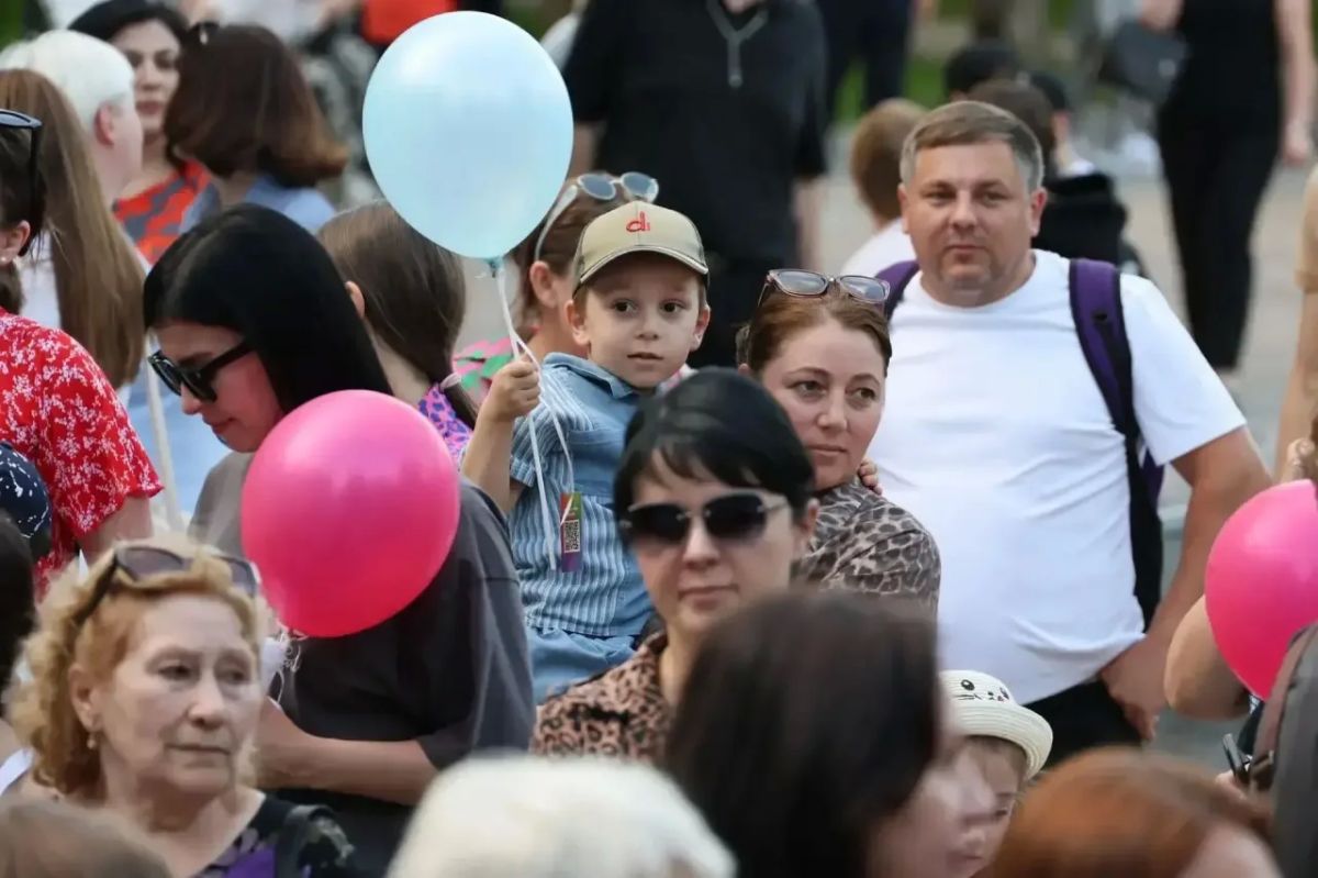 Рашид Темрезов: Сегодня, в День семьи, любви и верности, в столице Карачаево-Черкесии прошёл Всероссийский Парад семей Рашид Темрезов: Сегодня, в День семьи, любви и верности, в столице Карачаево-Черкесии прошёл Всероссийский Парад семей