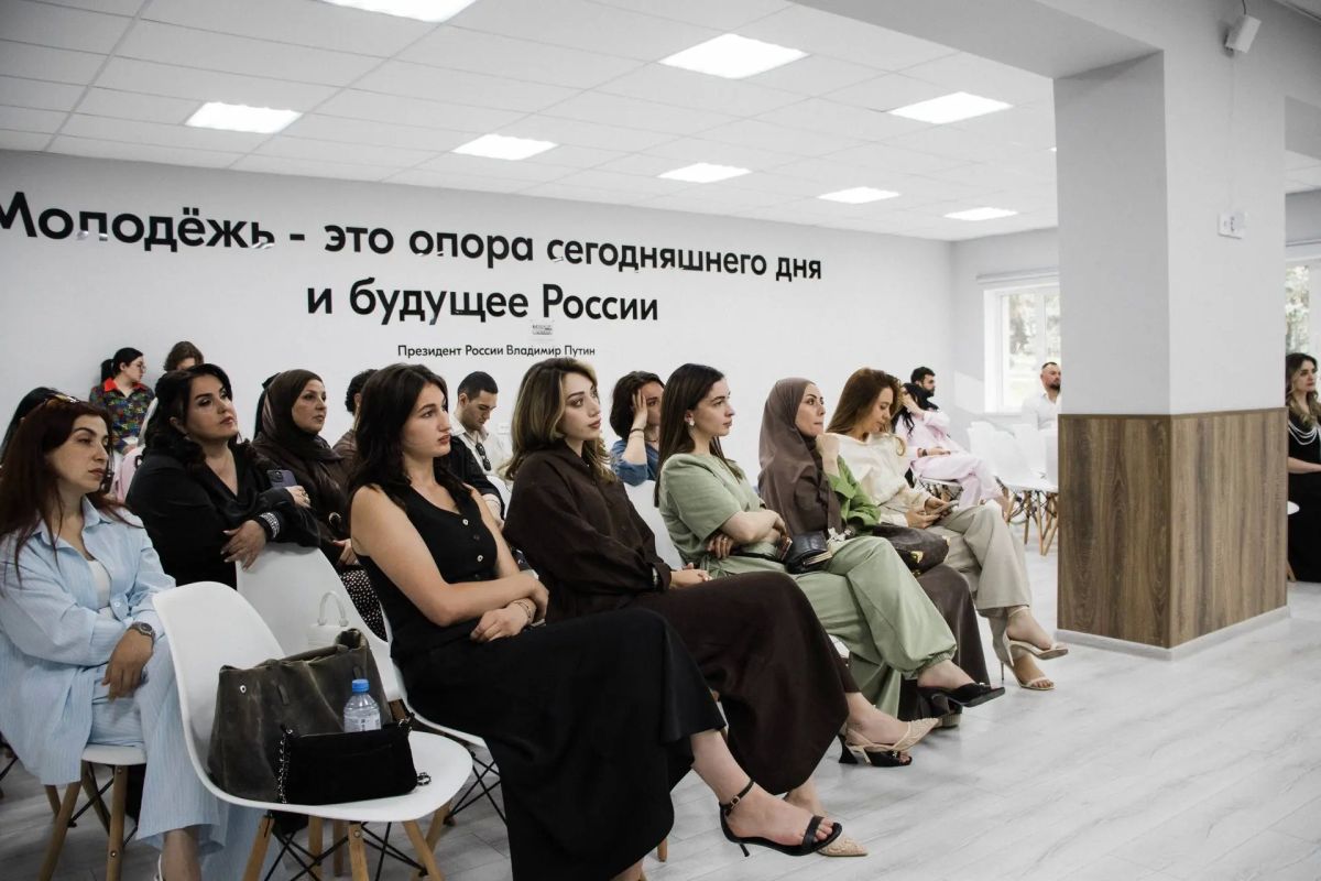 Молодежь в цифровую эпоху. В молодежном центре поселка Кавказский прошла панельная дискуссия «Молодежь в цифровую эпоху: роль блогеров и лидеров общественного мнения» Молодежь в цифровую эпоху. В молодежном центре поселка Кавказский прошла панельная дискуссия «Молодежь в цифровую эпоху: роль блогеров и лидеров общественного мнения»