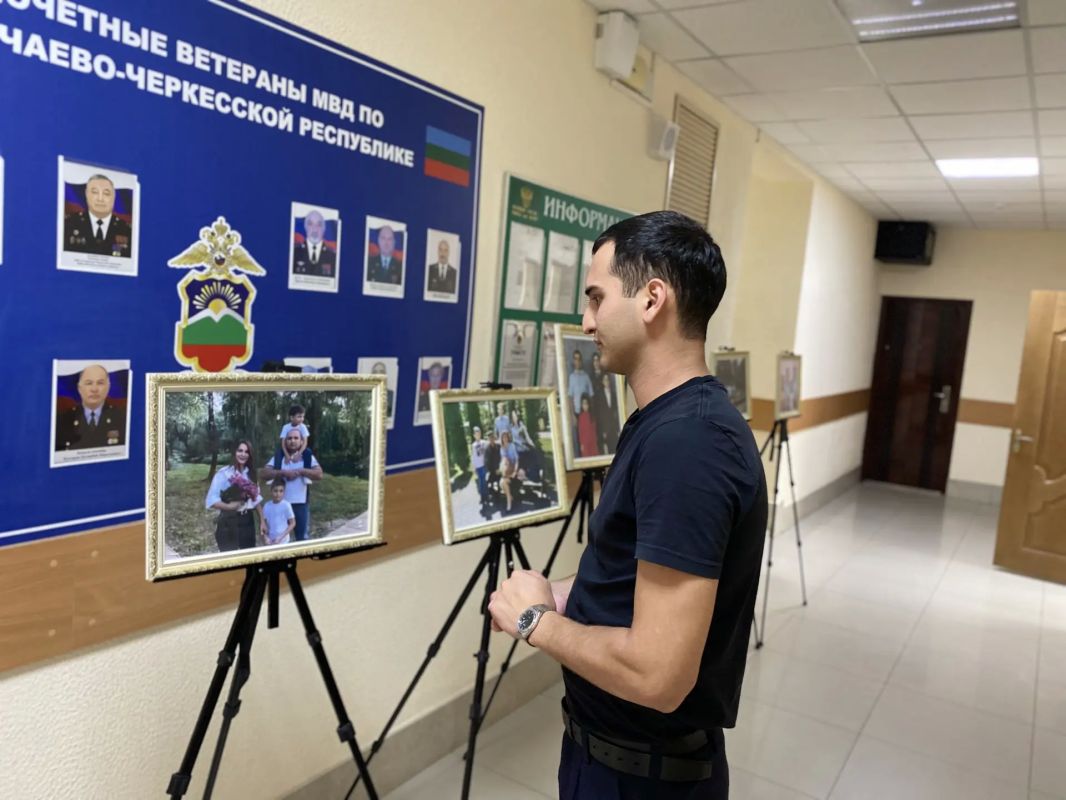 В Карачаево-Черкесии полицейские и общественники организовали выставку ко Дню семьи, любви и верности В Карачаево-Черкесии полицейские и общественники организовали выставку ко Дню семьи, любви и верности