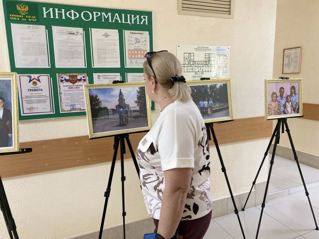 В Карачаево-Черкесии полицейские и общественники организовали выставку ко Дню семьи, любви и верности В Карачаево-Черкесии полицейские и общественники организовали выставку ко Дню семьи, любви и верности