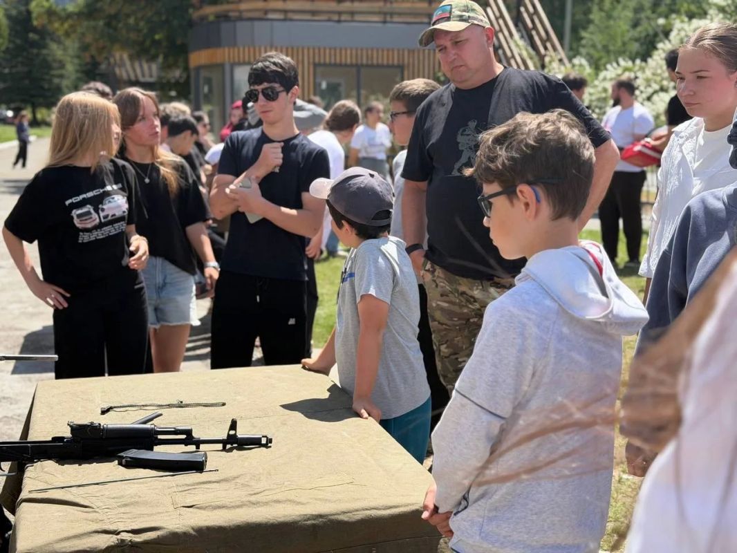 В загородном детском оздоровительном лагере «Жемчужина Кавказа», прошло мероприятие, посвящённое Дню патриота в рамках проекта «Смены Первых» В загородном детском оздоровительном лагере «Жемчужина Кавказа», прошло мероприятие, посвящённое Дню патриота в рамках проекта «Смены Первых»
