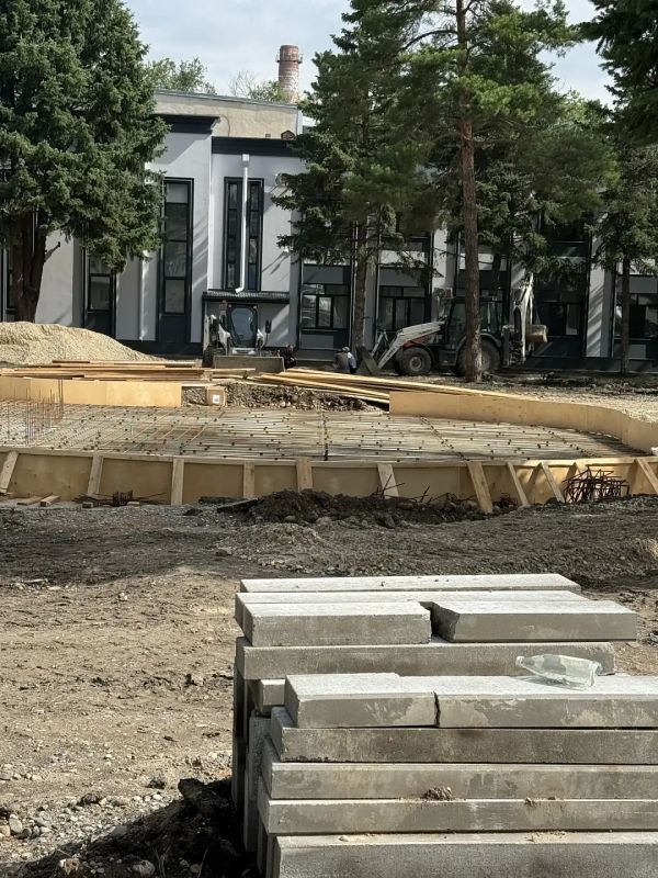 В Черкесске ведутся работы по благоустройству прилегающей территории к городскому Дворцу культуры В Черкесске ведутся работы по благоустройству прилегающей территории к городскому Дворцу культуры