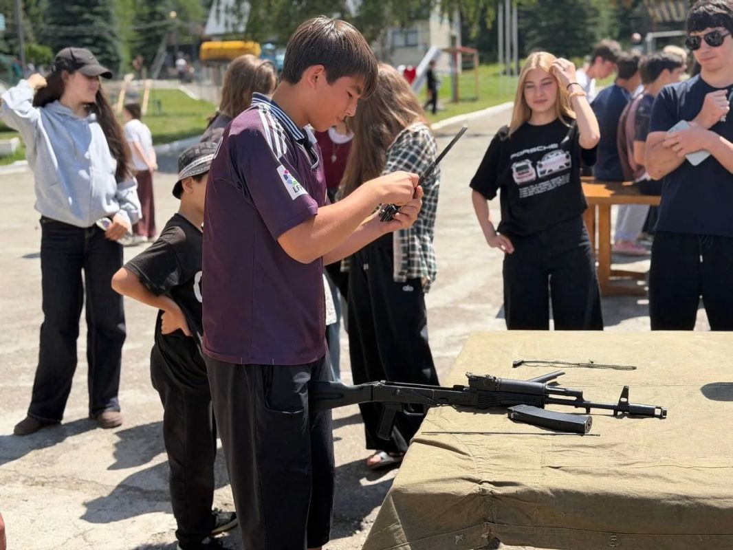 В загородном детском оздоровительном лагере «Жемчужина Кавказа», прошло мероприятие, посвящённое Дню патриота в рамках проекта «Смены Первых» В загородном детском оздоровительном лагере «Жемчужина Кавказа», прошло мероприятие, посвящённое Дню патриота в рамках проекта «Смены Первых»