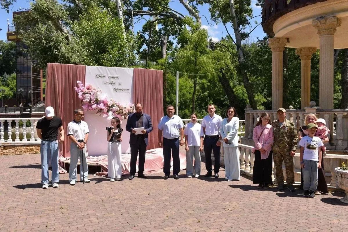 Рашид Темрезов: Сегодня, в День семьи, любви и верности, в парке культуры и отдыха «Зеленый остров» чествовали тех, кто составляет главную опору нашего общества - семьи Рашид Темрезов: Сегодня, в День семьи, любви и верности, в парке культуры и отдыха «Зеленый остров» чествовали тех, кто составляет главную опору нашего общества - семьи
