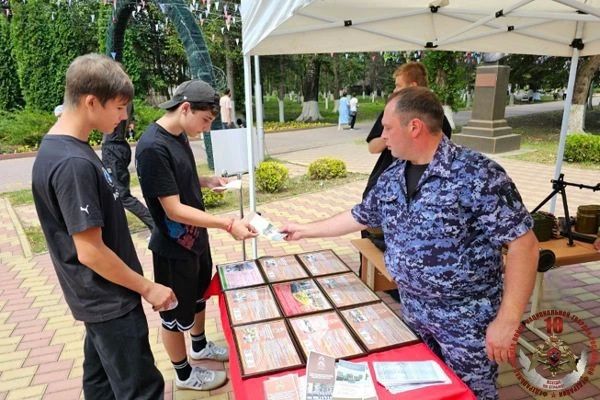 В Черкесске росгвардейцы провели агитационную встречу с молодежью в парке «Зелёный остров» В Черкесске росгвардейцы провели агитационную встречу с молодежью в парке «Зелёный остров»