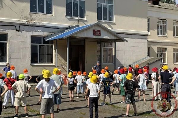 Росгвардейцы продолжают участвовать в ведомственной акции «Каникулы с Росгвардией» Росгвардейцы продолжают участвовать в ведомственной акции «Каникулы с Росгвардией»