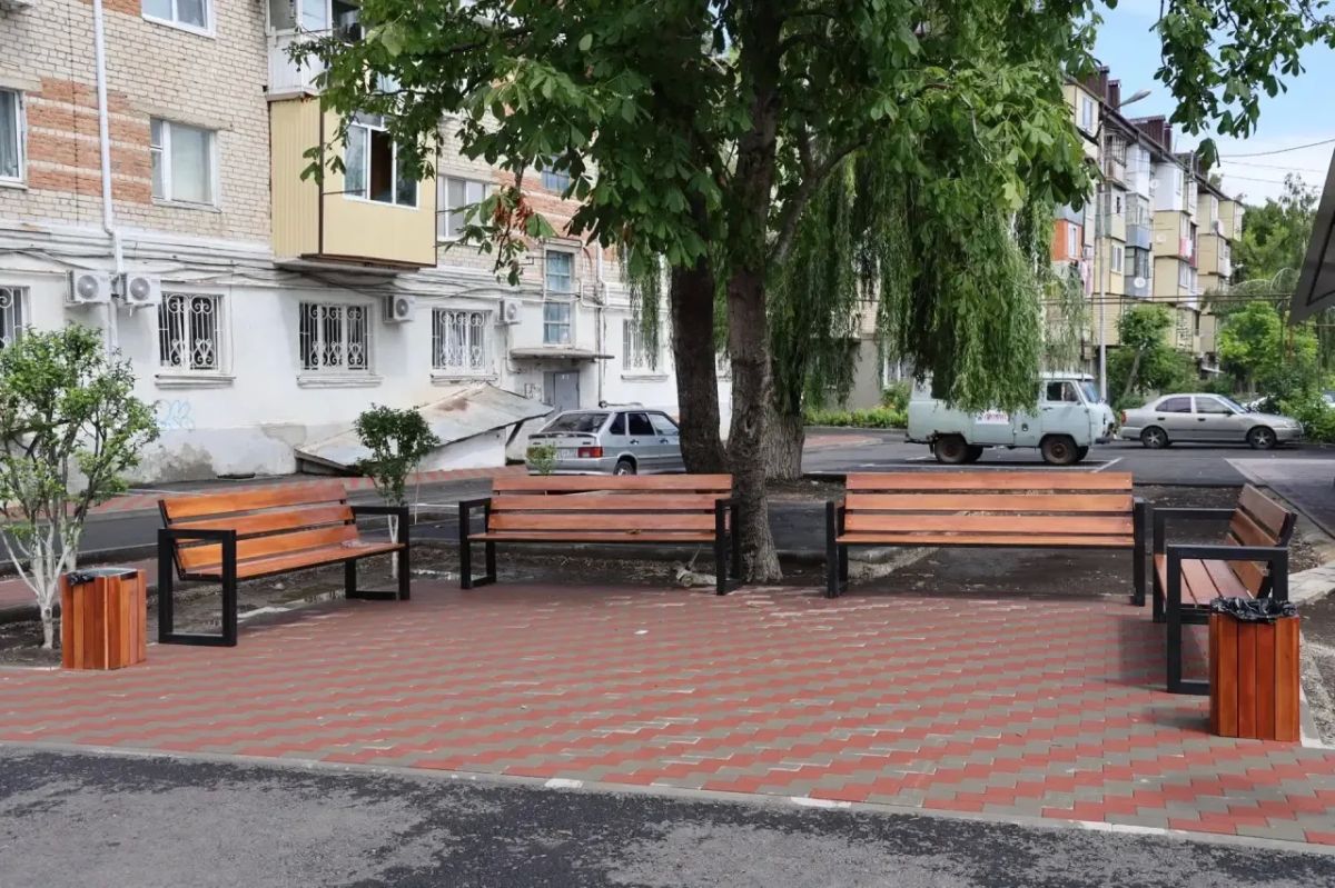 В столице КЧР проверили ход благоустройства дворов В столице КЧР проверили ход благоустройства дворов