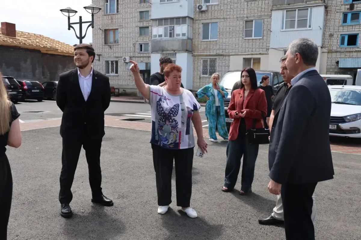 В столице КЧР проверили ход благоустройства дворов В столице КЧР проверили ход благоустройства дворов