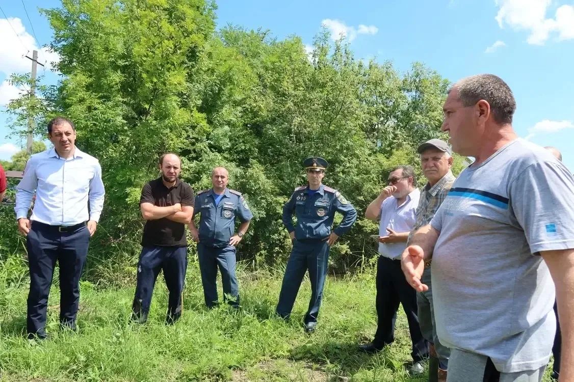 По поручению Главы Карачаево-Черкесии Рашида Темрезова члены Правительства республики выехали в населенные пункты, пострадавшие от разрушительного воздействия обильных ливневых дождей По поручению Главы Карачаево-Черкесии Рашида Темрезова члены Правительства республики выехали в населенные пункты, пострадавшие от разрушительного воздействия обильных ливневых дождей