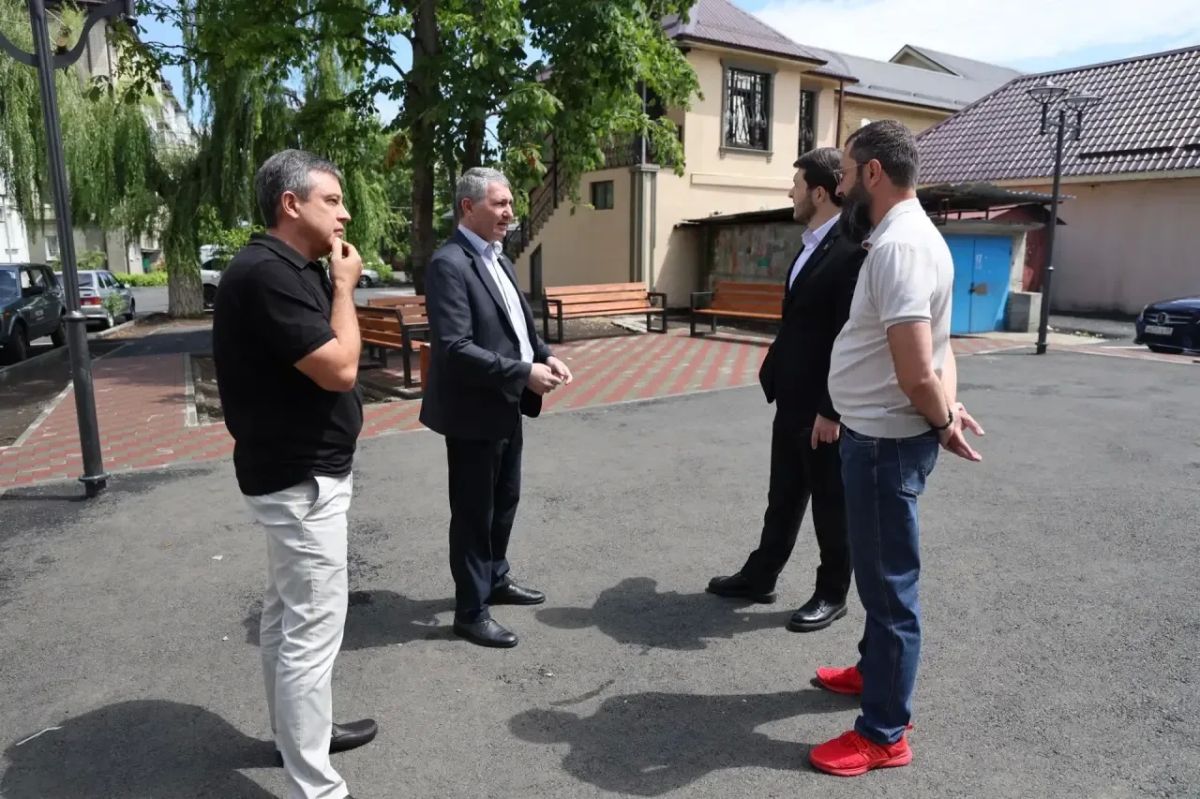 В столице КЧР проверили ход благоустройства дворов В столице КЧР проверили ход благоустройства дворов