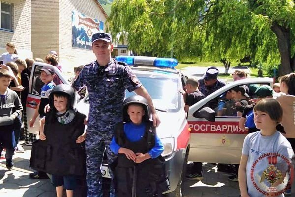 Росгвардейцы встретились со школьниками, отдыхающими в оздоровительном лагере Теберды Росгвардейцы встретились со школьниками, отдыхающими в оздоровительном лагере Теберды
