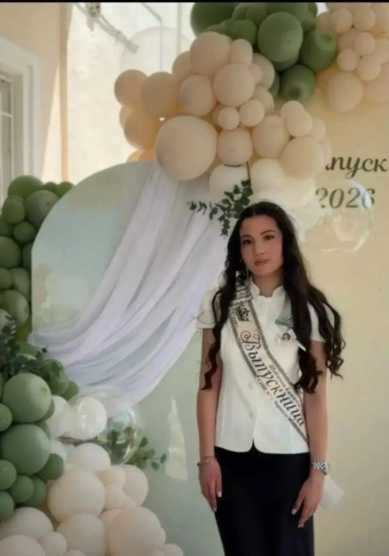 На все сто!. Учащиеся школ Черкесска - выпускница СОШ №7 Камилла Шебзухова и выпускник