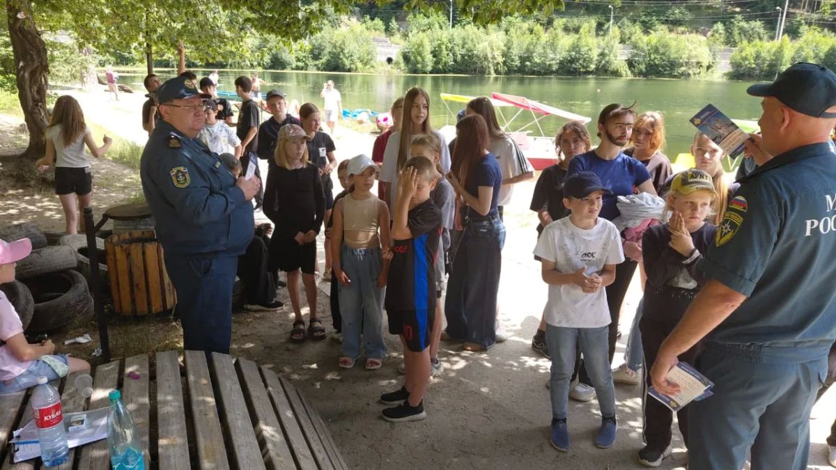 Сотрудники МЧС России провели профилактические мероприятия на озере Кара-Кёль Сотрудники МЧС России провели профилактические мероприятия на озере Кара-Кёль