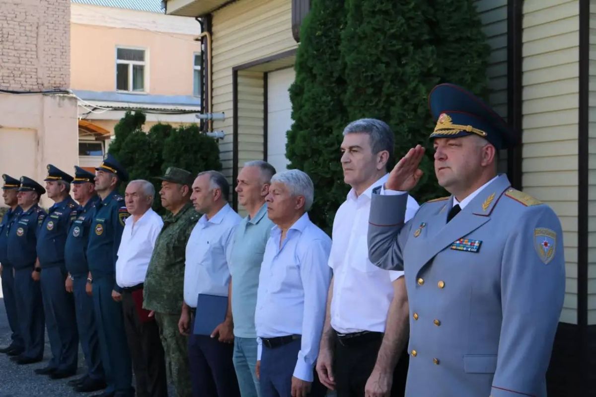 В ГУ МЧС России по Карачаево-Черкесии прошла торжественная церемония прощания генерал-майора внутренней службы Александра Голоколенко со знаменем регионального управления, которое является официальным символом и главной... В ГУ МЧС России по Карачаево-Черкесии прошла торжественная церемония прощания генерал-майора внутренней службы Александра Голоколенко со знаменем регионального управления, которое является официальным символом и главной...