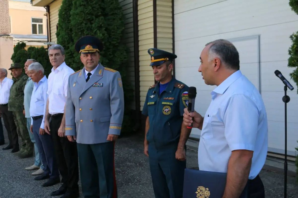 В ГУ МЧС России по Карачаево-Черкесии прошла торжественная церемония прощания генерал-майора внутренней службы Александра Голоколенко со знаменем регионального управления, которое является официальным символом и главной... В ГУ МЧС России по Карачаево-Черкесии прошла торжественная церемония прощания генерал-майора внутренней службы Александра Голоколенко со знаменем регионального управления, которое является официальным символом и главной...