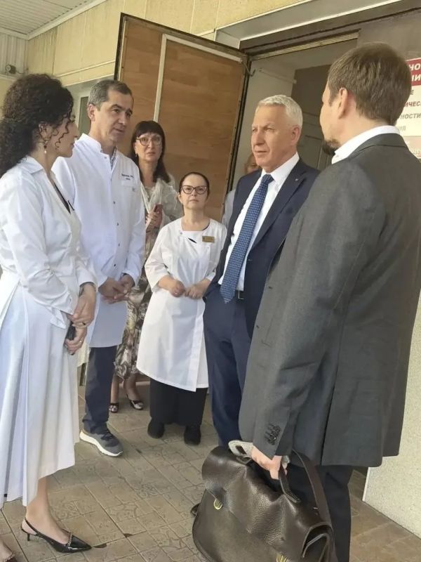 Карачаево-Черкесию накануне с рабочим визитом посетил президент НМИЦ им. В. А. Алмазова, главный внештатный специалист-кардиолог Минздрава России, академик РАН Евгений Шляхто Карачаево-Черкесию накануне с рабочим визитом посетил президент НМИЦ им. В. А. Алмазова, главный внештатный специалист-кардиолог Минздрава России, академик РАН Евгений Шляхто