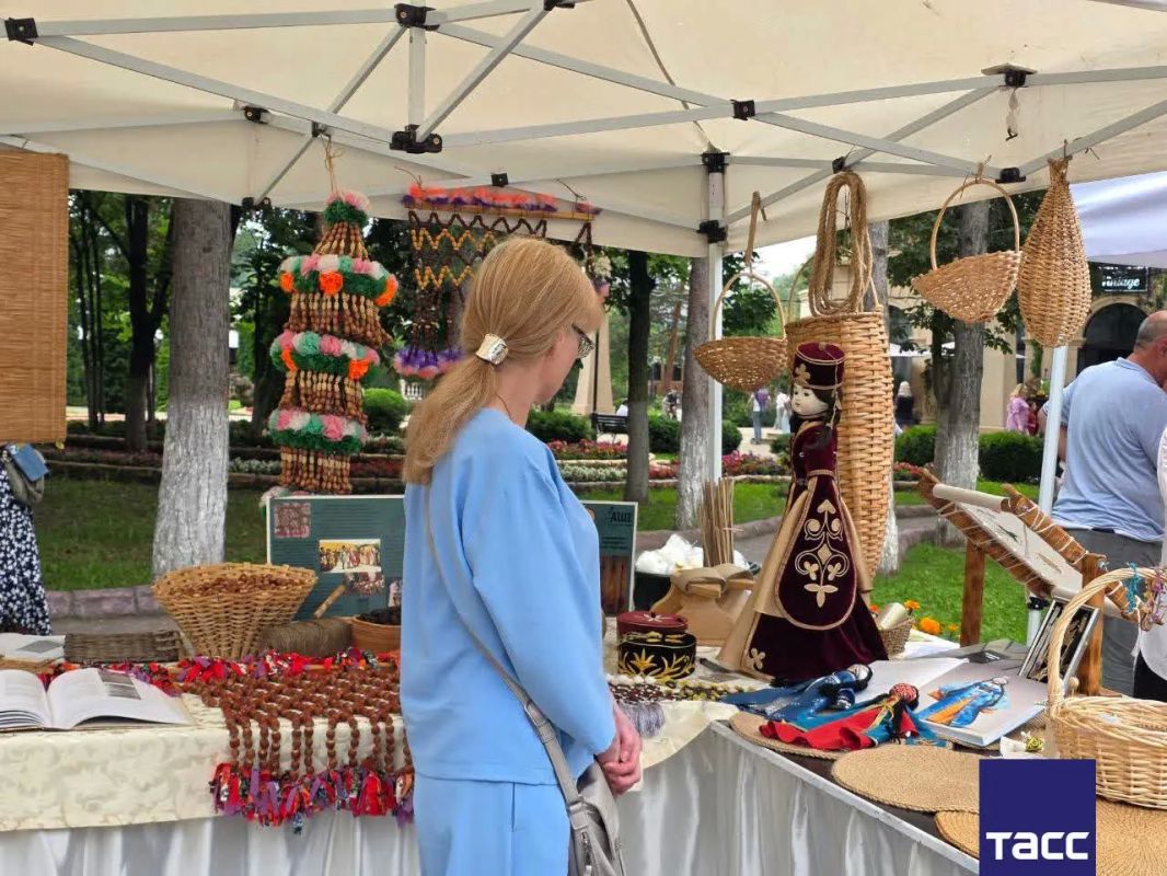 Дегустация национальных блюд, выставка ремесленников, гала-концерт и различные интерактивы прошли в столице Карачаево-Черкесии в рамках XI культурно-спортивного фестиваля "Абаза" Дегустация национальных блюд, выставка ремесленников, гала-концерт и различные интерактивы прошли в столице Карачаево-Черкесии в рамках XI культурно-спортивного фестиваля "Абаза"