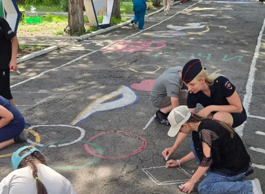 В Прикубанском районе полицейские провели для воспитанников лагеря «Лесной» конкурс рисунков «Мы рисуем ПДД» В Прикубанском районе полицейские провели для воспитанников лагеря «Лесной» конкурс рисунков «Мы рисуем ПДД»
