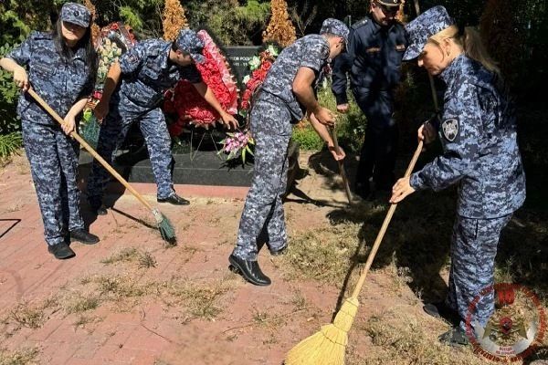В Карачаево-Черкесии сотрудники Росгвардии продолжают участвовать в акции «На страже памяти» В Карачаево-Черкесии сотрудники Росгвардии продолжают участвовать в акции «На страже памяти»