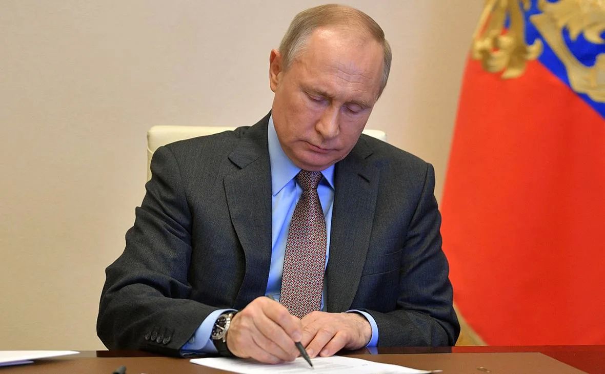 Президент России Владимир Путин подписал закон о мониторинге цен по всей цепочке движения продовольственных товаров — от производителя до магазина, чтобы своевременно выявлять причины резкого удорожания продуктов