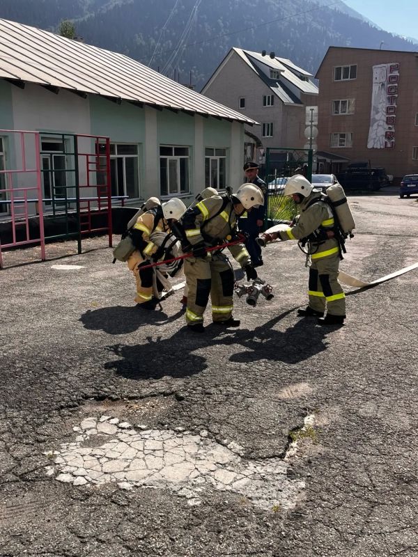 Огнеборцы Карачаево-Черкесии проводят пожарно-тактические учения на объектах образования Огнеборцы Карачаево-Черкесии проводят пожарно-тактические учения на объектах образования
