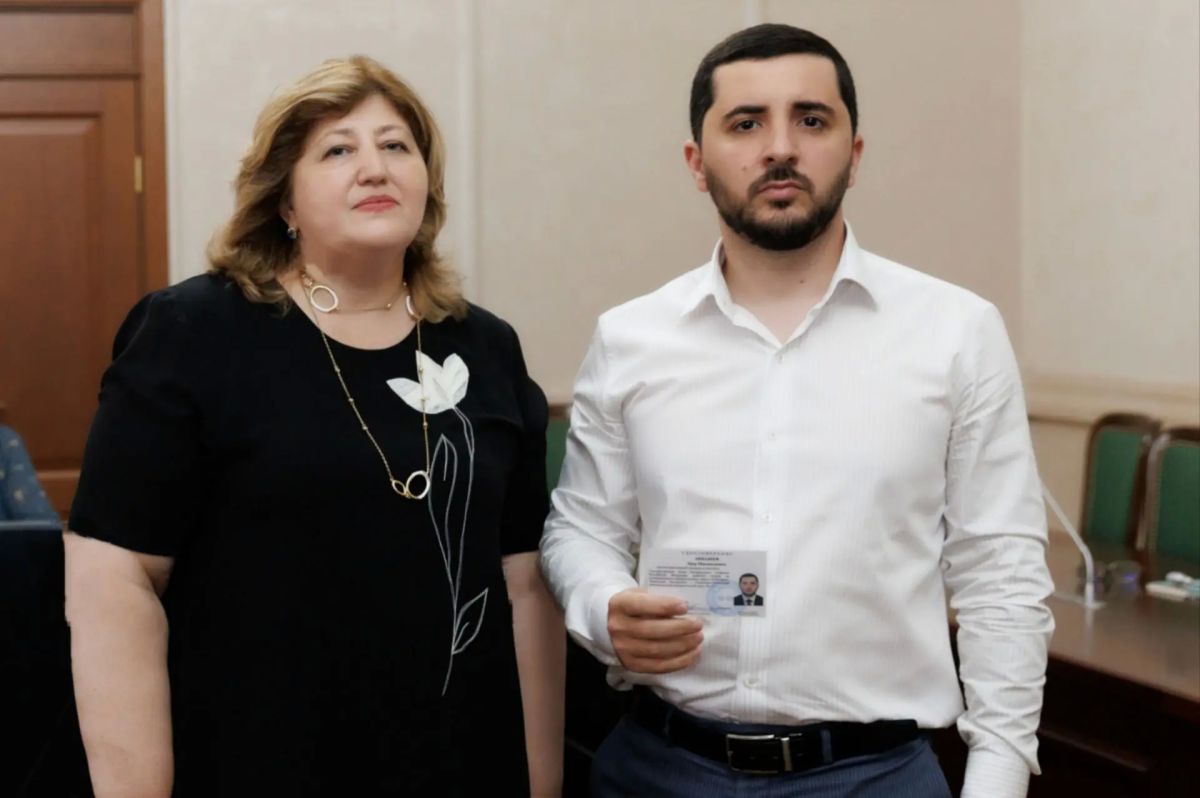 Председатель Избирательной комиссии КЧР Лариса Абазалиева вручила удостоверения зарегистрированным кандидатам в депутаты Государственной Думы РФ по округу №19 Председатель Избирательной комиссии КЧР Лариса Абазалиева вручила удостоверения зарегистрированным кандидатам в депутаты Государственной Думы РФ по округу №19