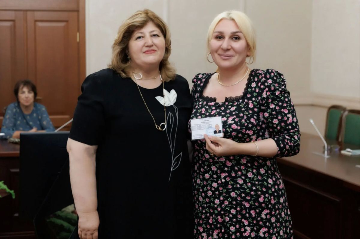 Председатель Избирательной комиссии КЧР Лариса Абазалиева вручила удостоверения зарегистрированным кандидатам в депутаты Государственной Думы РФ по округу №19 Председатель Избирательной комиссии КЧР Лариса Абазалиева вручила удостоверения зарегистрированным кандидатам в депутаты Государственной Думы РФ по округу №19